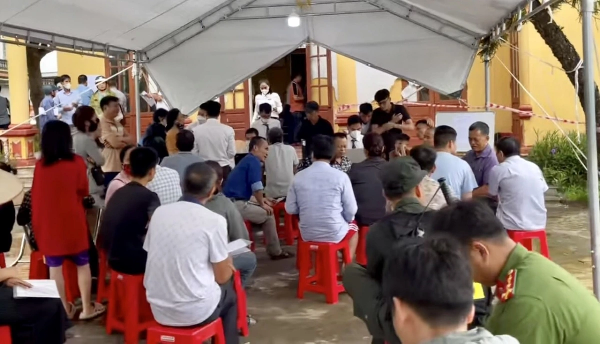 Quang cảnh người dân đến nhận tiền hoàn từ Công ty Cổ phần Thanh Bình An Lạc Viên