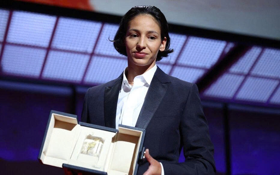 Nadia Melliti giành giải ở Liên hoan phim Cannes trong lần đầu đóng phim. (Ảnh: AFP)