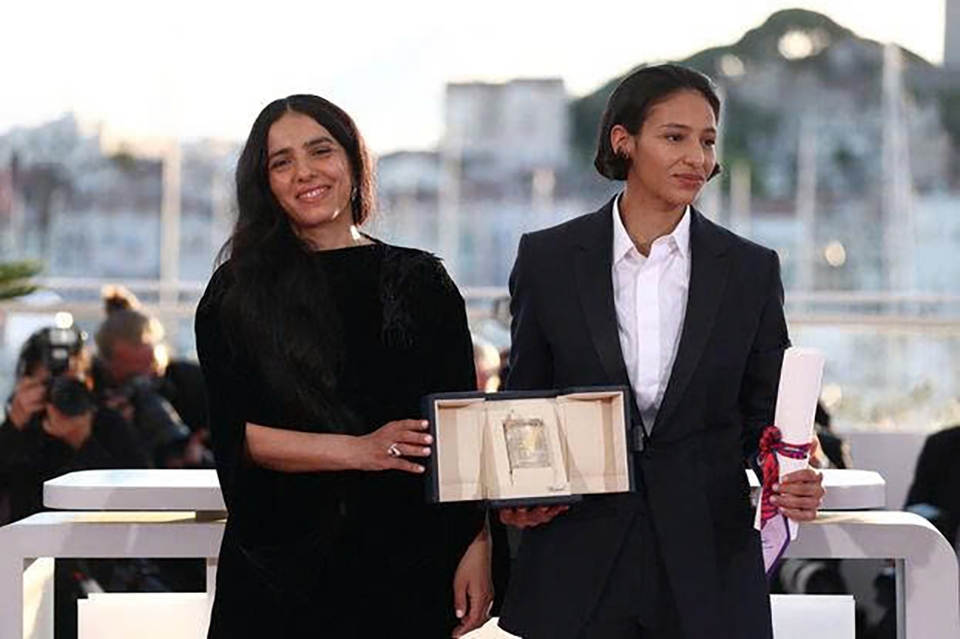 Đạo diễn Hafsia Herzi và nữ diễn viên Nadia Melliti sau lễ bế mạc Liên hoan phim Cannes. (Ảnh: Reuters)