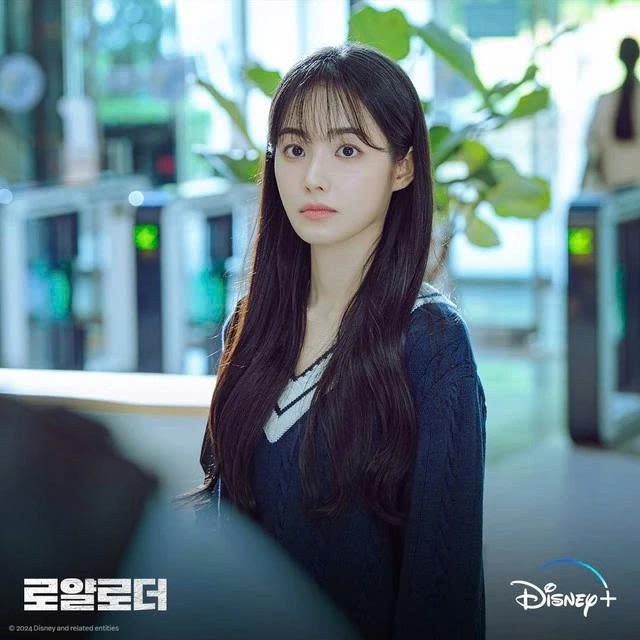 Na Hye Won (do Hong Su Zu thủ vai) trong phim "Người thừa kế bất khả thi": Được xây dựng là mối tình đầu ngọt ngào nhưng Na Hye Won lại bị chỉ trích vì sự bám víu quá mức và cố tình chen ngang vào mối quan hệ mới của nam chính. Cô bị xem là ví dụ điển hình của một người thao túng cảm xúc, khiến khán giả cảm thấy khó chịu thay vì thương cảm.