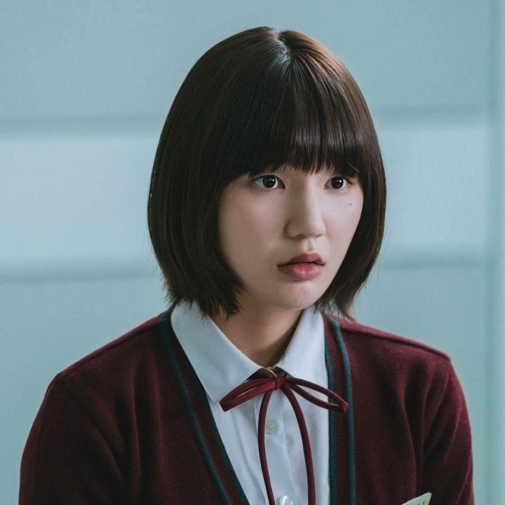 Kim Hye In (do Lee Eun Saem thủ vai) trong phim "Bitch X Rich": Ban đầu là một cô gái mạnh mẽ, Kim Hye In nhanh chóng trở thành nhân vật “độc hại” với những hành động ghen tuông cực đoan, hành vi bạo lực và ám ảnh tình cảm không lành mạnh. Sự hỗn loạn mà cô tạo ra khiến người xem dần mất kiên nhẫn.
