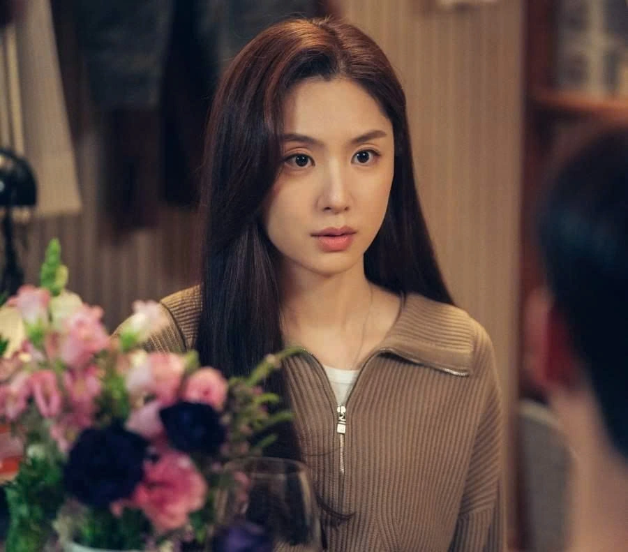 Eun Kang (do Seo Ji Hye thủ vai) trong phim "Khinh khí cầu đỏ": Từng được xây dựng là một người phụ nữ đáng thương nhưng Eun Kang dần trở nên đáng ghét khi phản bội bạn thân, xen vào cuộc hôn nhân của người khác và đổ lỗi cho tình yêu. Việc né tránh trách nhiệm khiến cô trở thành biểu tượng của sự đạo đức giả và là sản phẩm của một kịch bản thiếu thuyết phục.
