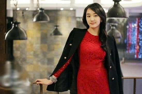Joo Da Hae (do Soo Ae thủ vai) trong phim "Nữ hoàng của sự tham vọng": Một nhân vật phản diện chính hiệu, Joo Da Hae chọn quyền lực thay vì đạo đức, không ngần ngại phản bội người yêu và kết hôn vì tiền để đạt được mục đích. Dù Soo Ae thể hiện vai diễn rất xuất sắc, nhưng sự lạnh lùng và toan tính của nhân vật này khiến khán giả cảm thấy ghê sợ hơn là đồng cảm.