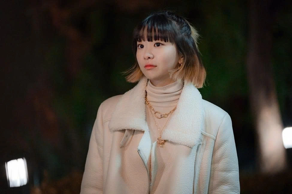Jo Yi Seo (do Kim Da Mi thủ vai) trong phim "Tầng lớp Itaewon": Ban đầu được yêu thích nhờ cá tính mạnh mẽ, thông minh và dám nghĩ dám làm, nhưng càng về sau, Jo Yi Seo lại khiến khán giả mất cảm tình vì sự ích kỷ, kiểm soát và thái độ coi thường người khác. Dù giành được tình cảm nam chính, cách phát triển nhân vật gượng ép đã khiến cô trở nên khó được ủng hộ.
