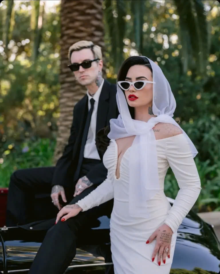 Demi Lovato sinh năm 1992 ở Mỹ, bắt đầu hoạt động nghệ thuật từ năm 10 tuổi. Cô nổi tiếng sau bộ phim ca nhạc "Camp Rock" do Disney sản xuất. Cô sở hữu một số bài hit như Don't Forget, Here We Go Again, Give Your Heart a Break, Heart Attack, Sorry Not Sorry ... Demi Lovato từng khiến công chúng xôn xao khi bất ngờ hủy hôn với bạn trai cũ - nam diễn viên Max Ehrich vào năm 2020. 