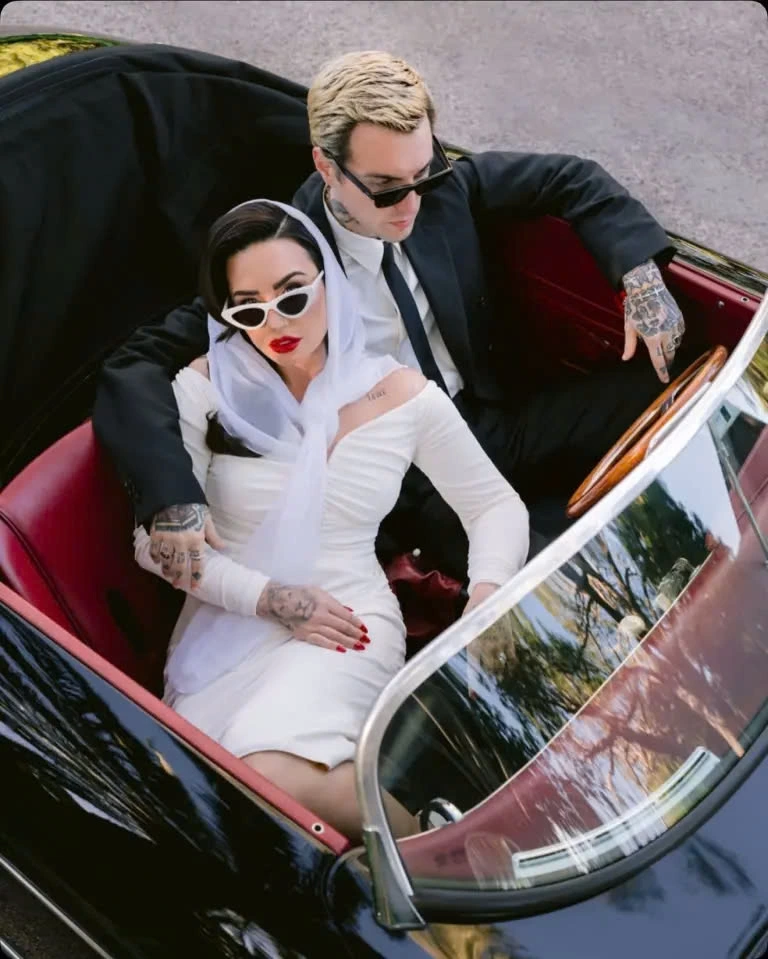 Trước đó, Jordan Lutes cầu hôn Demi Lovato vào tháng 12/2023. Đến tháng 2/2025, Demi Lovato úp mở về lễ cưới sắp diễn ra khi đăng ảnh tải bộ ảnh cưới lãng mạn chụp cùng bạn trai lên trang cá nhân. 