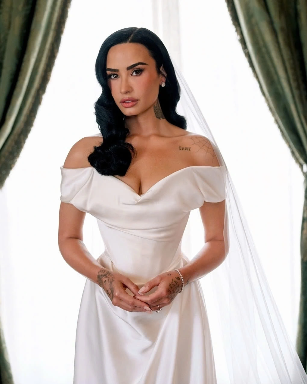 Theo Vogue, trong hôn lễ, Demi Lovato diện váy cưới của thương hiệu Vivienne Westwood. Thiết kế ôm sát người tôn đường cong cơ thể quyến rũ, xẻ sâu phần ngực. Nữ ca sĩ cho biết yêu thích các thiết kế của hãng, đặc biệt là cách trang phục tôn đường cong của cơ thể khi phối cùng corset. 