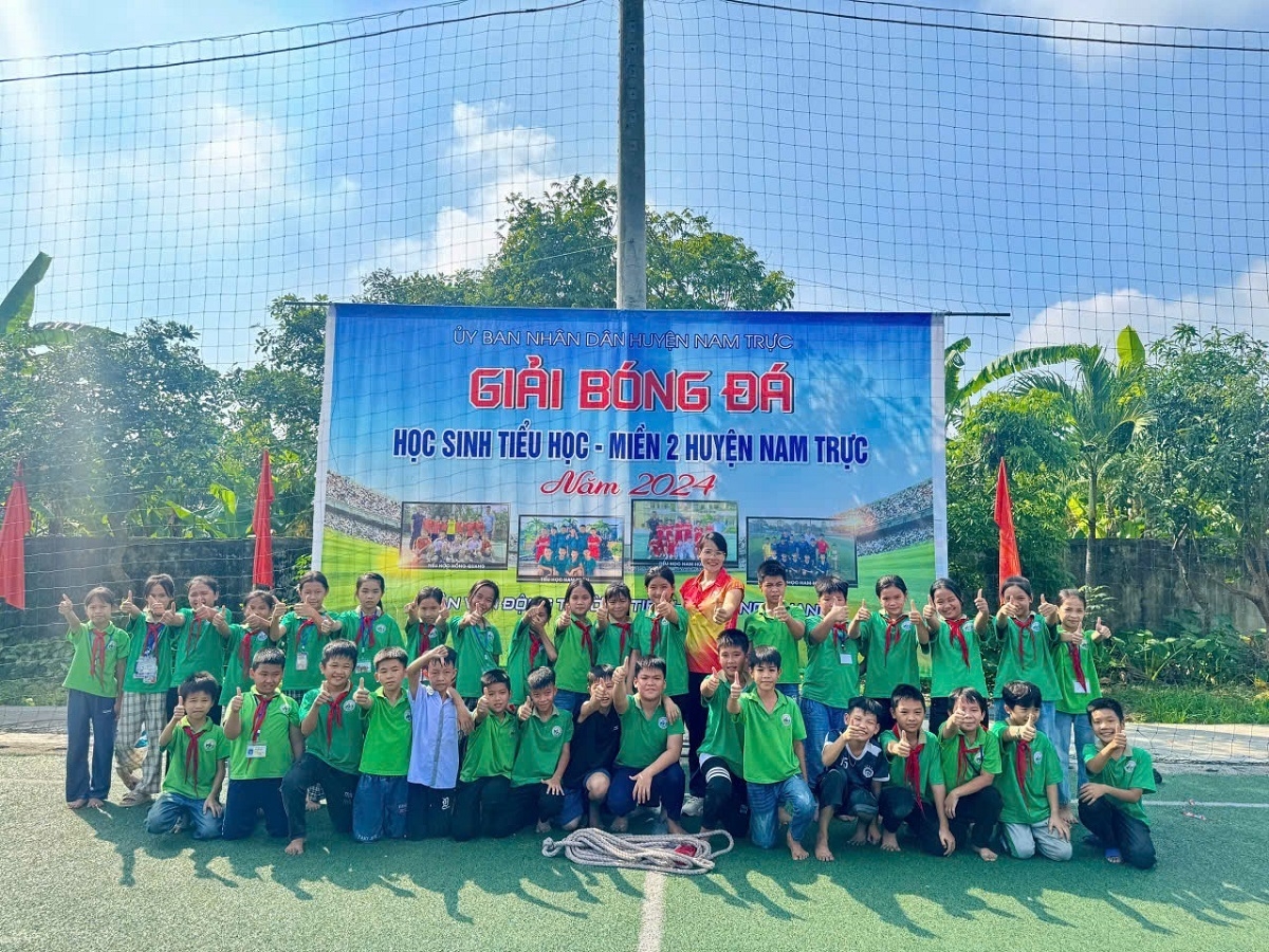 Cô giáo Nguyễn Thị Mai cùng học trò tham gia giải bóng đá cấp huyện.