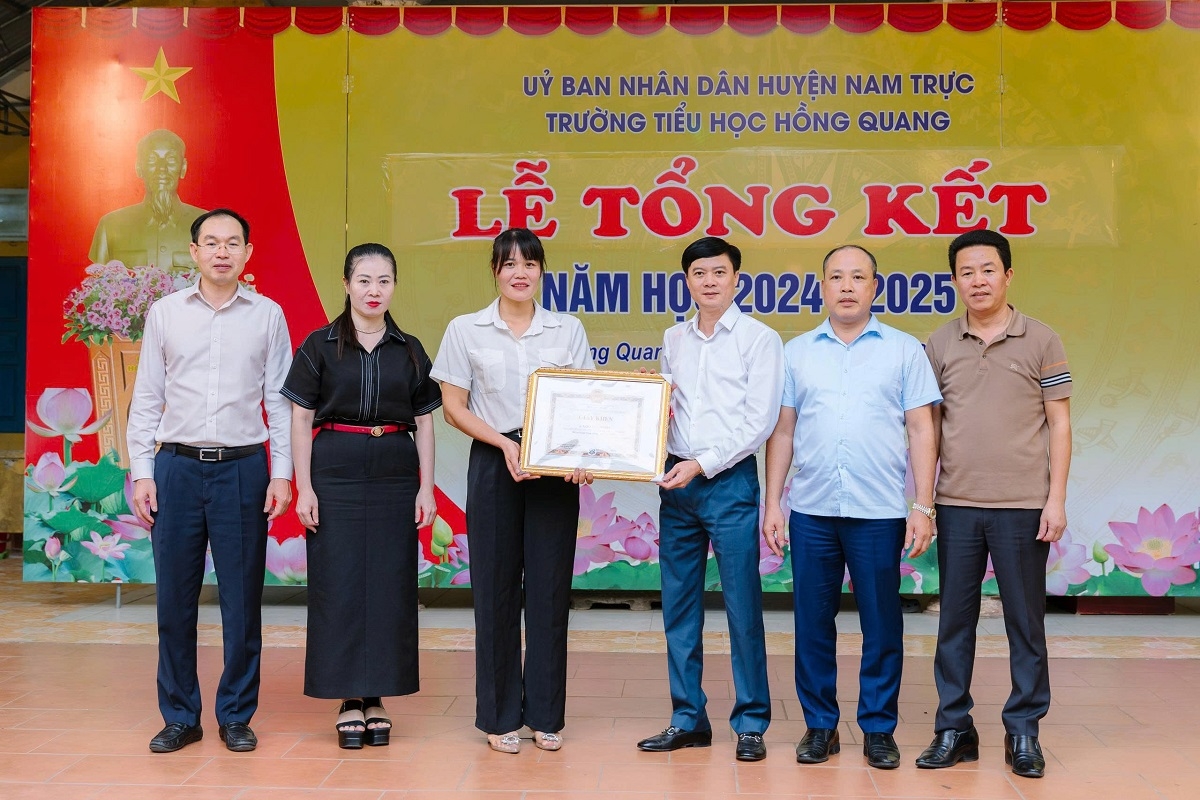 Giám đốc Sở Giáo dục Đào tạo tỉnh Nam Định trao tặng giấy khen cho cô giáo Nguyễn Thị Mai.