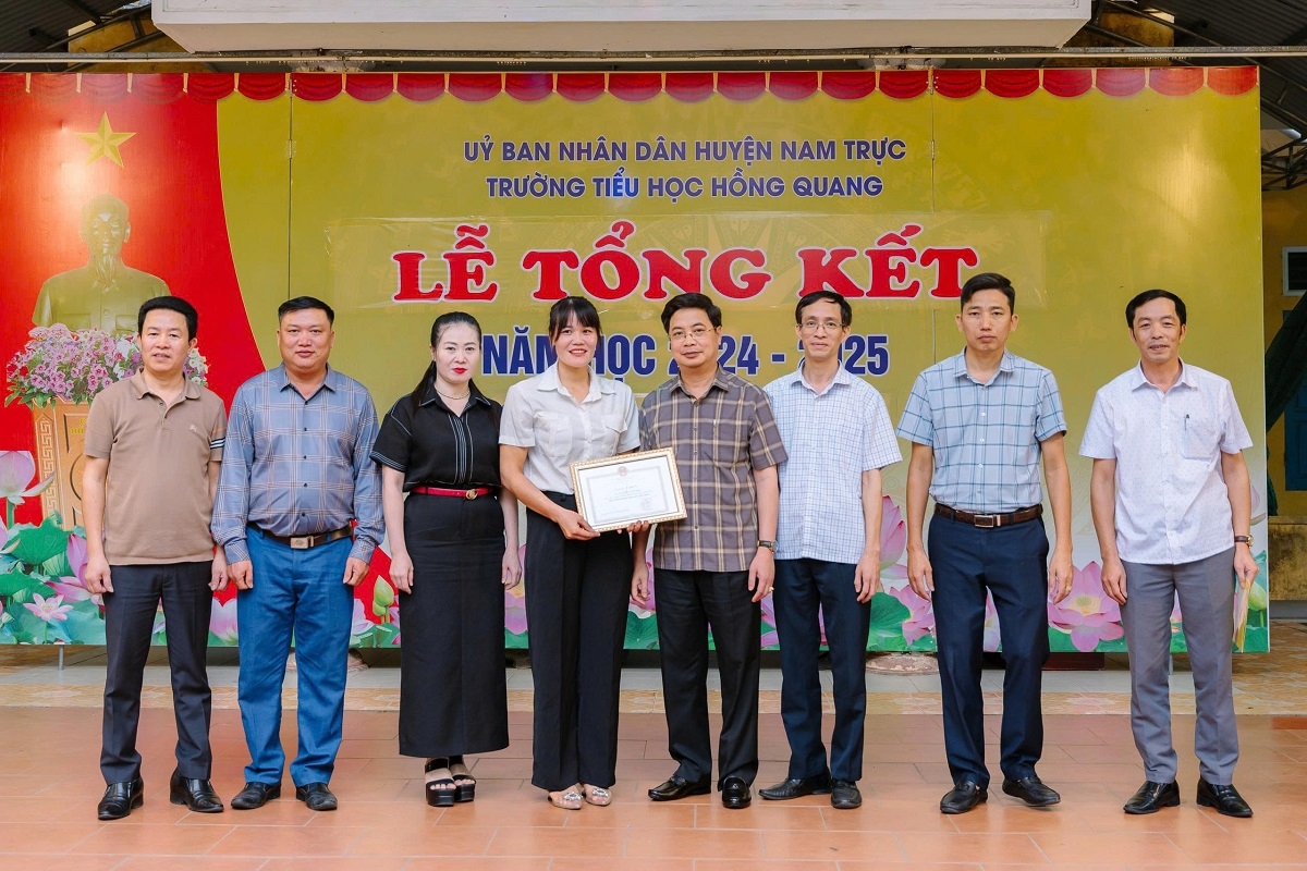 UBND huyện Nam Trực tặng giấy khen cho cô Mai.