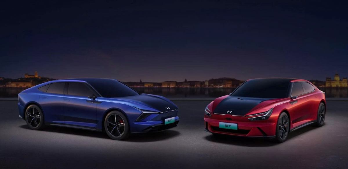 Xe ô tô điện Dongfeng Honda GT (trái) và GAC Honda GT (phải).