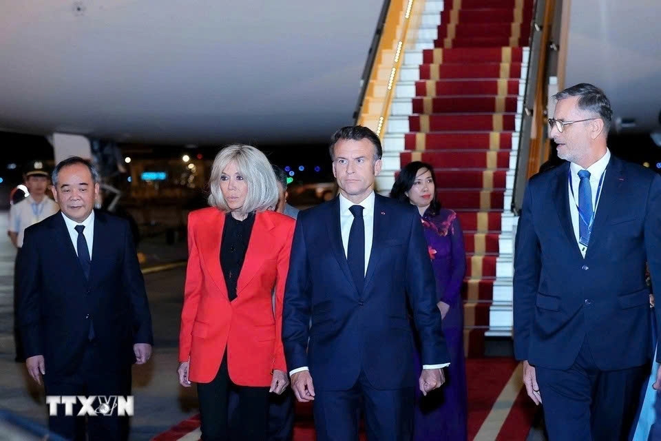  Tổng thống Pháp Emmanuel Macron và Phu nhân Brigitte Macron cùng đoàn đại biểu cấp cao Pháp đến sân bay quốc tế Nội Bài (Hà Nội) tối ngày 25/5.