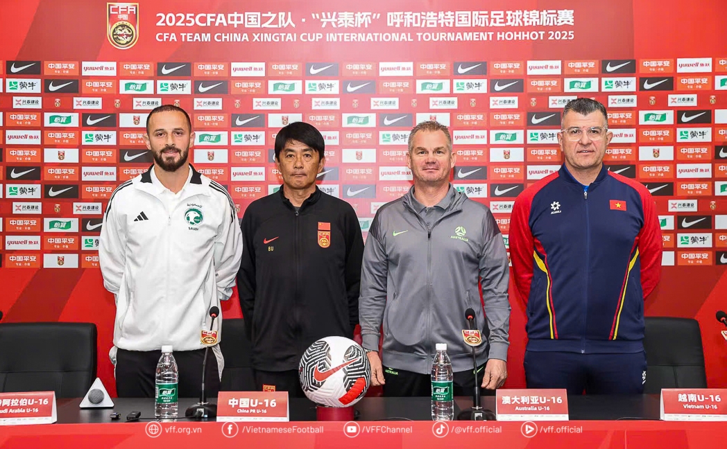 HLV Cristiano Roland tham dự buổi họp báo trước thềm giải U16 quốc tế CFA Team China 2025 tại Trung Quốc. (Ảnh: VFF)