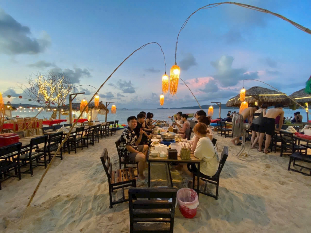 Các cơ sở lưu trú, nhà hàng, dịch vụ du lịch đều được khuyến khích và cam kết tham gia chương trình “Du lịch không nhựa dùng một lần”, góp phần xây dựng hình ảnh một Cô Tô sạch - đẹp - văn minh trong mắt du khách