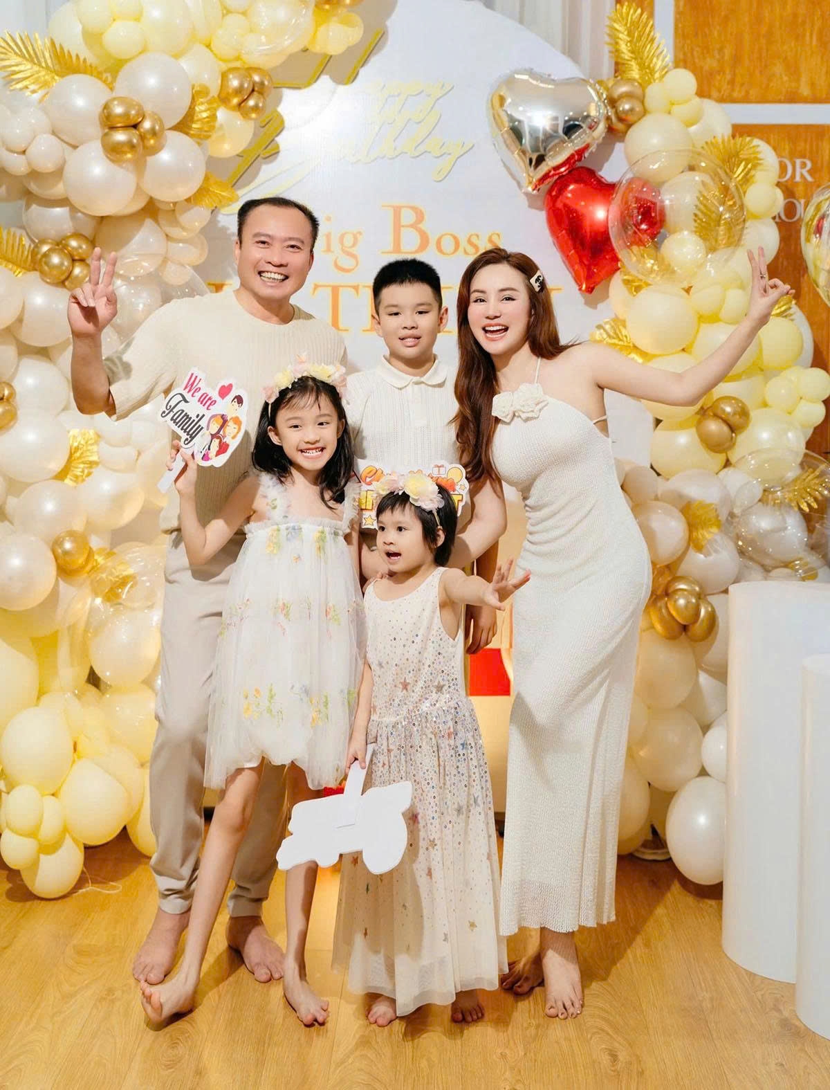 Gia đình Vy Oanh quây quần mừng tuổi mới của ông xã Lê Thiện. Cả nhà ca sĩ mặc trang phục ton sur ton rạng rỡ chụp ảnh kỷ niệm.