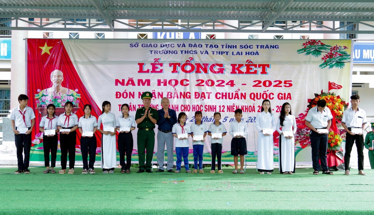Trao học bổng cho các em học sinh trong chương trình “Nâng bước em tới trường"
