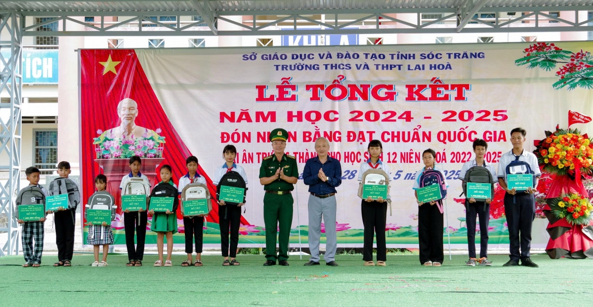 Đại diện lãnh đạo BĐBP tỉnh Sóc Trăng và Hội khuyến học tỉnh trao học bổng dự án “Cán bộ chiến sĩ nâng bước em tới trường” cho 11 em học sinh khu vực biên giới biển