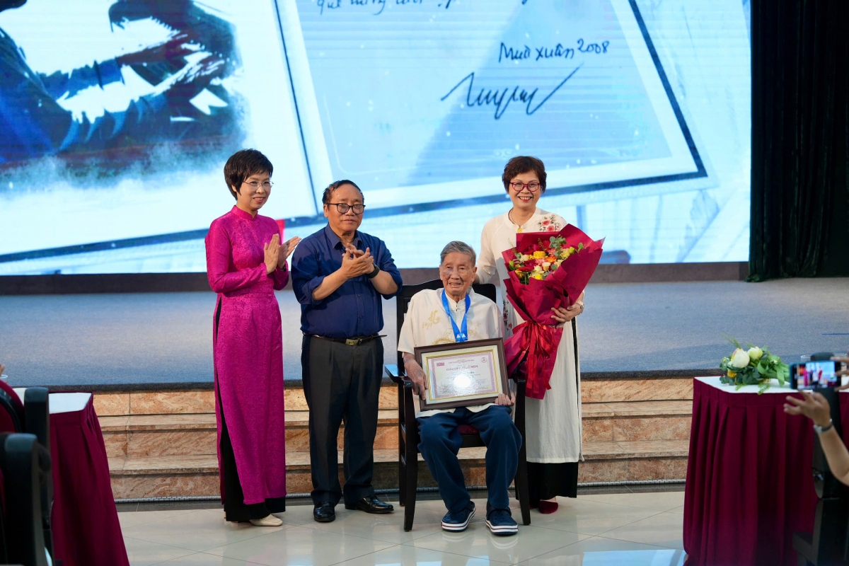 Nhạc sĩ Phạm Tuyên được vinh danh "Hiệp sĩ Dế mèn"