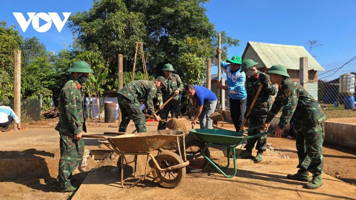 Lực lượng quân đội chung tay cùng các địa phương xoá nhà tạm, nhà dột nát. (ảnh: Hoàng Qui)