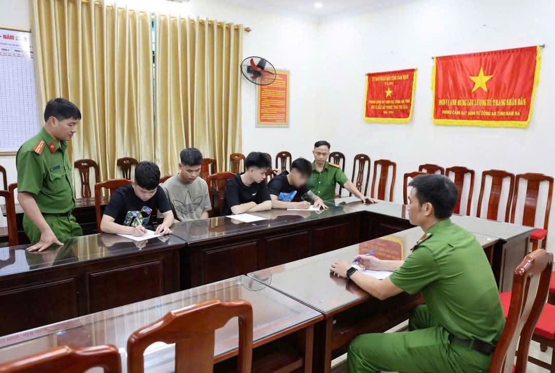 Các đối tượng tại Cơ quan Cảnh sát điêu tra