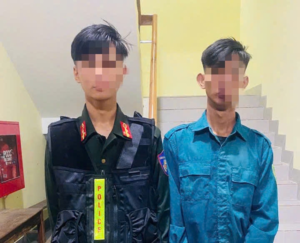 Nguyễn Phạm Hoàng Dương (trái) và Nguyễn Thuận Quý tại cơ quan điều tra. Ảnh: CABT