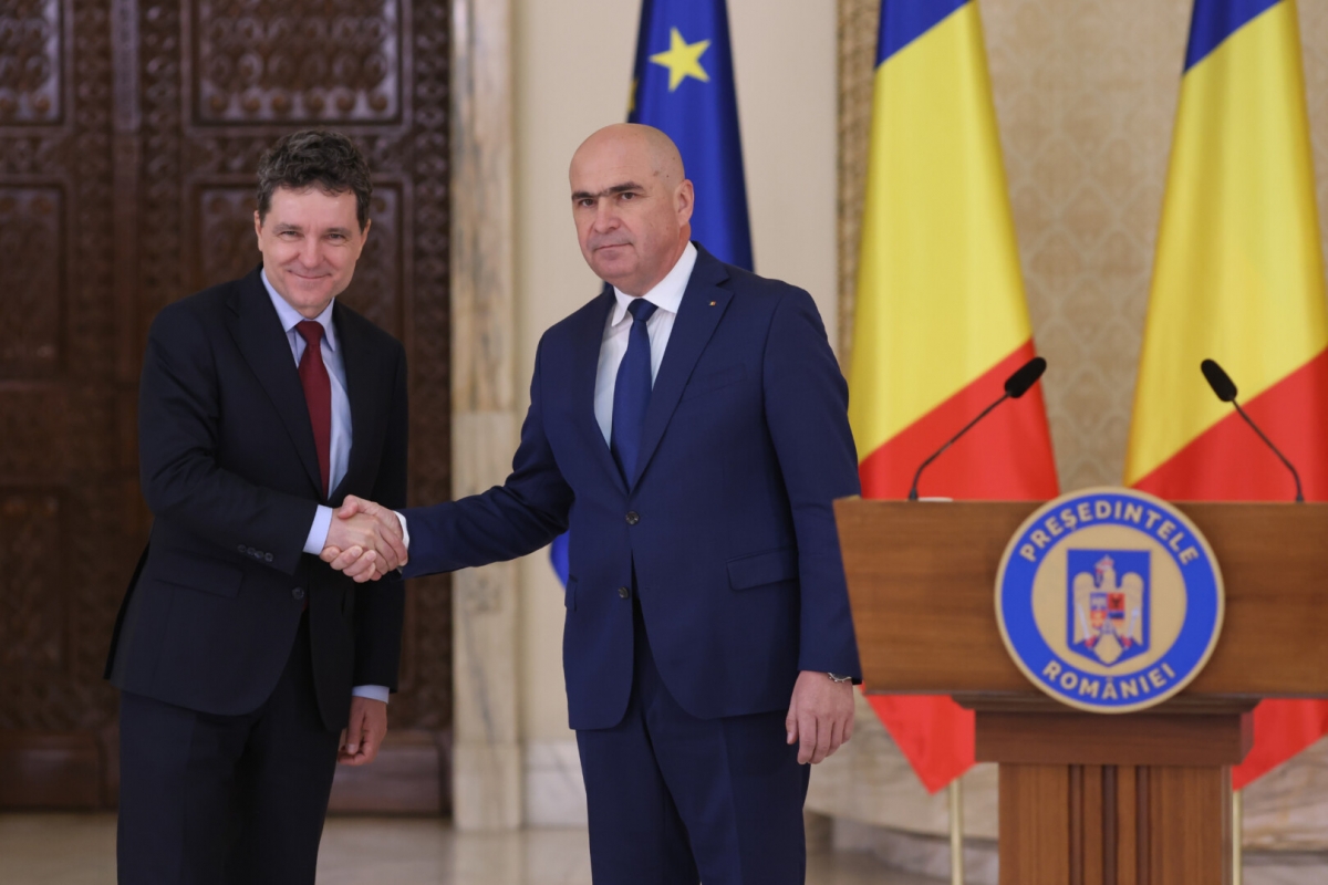 Tổng thống Romania Nicusor Dan (trái) bổ nhiệm lãnh đạo Đảng Tự do Quốc gia (PLN) ủng hộ châu Âu Ilie Bolojan làm Thủ tướng. Ảnh: inquam