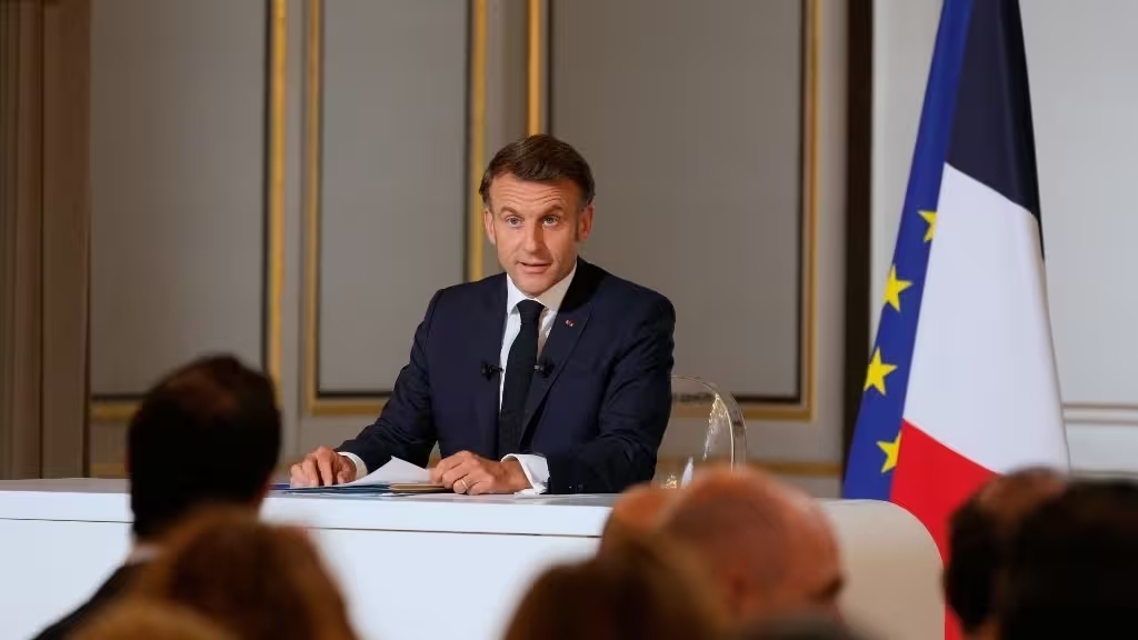 Trong cuộc họp báo tại Điện Elysée ngày 13/6, Tổng thống Pháp Emmanuel Macron tuyên bố sẽ hoãn tổ chức Hội nghị Liên hợp quốc về nhà nước Palestine. Ảnh: France Info