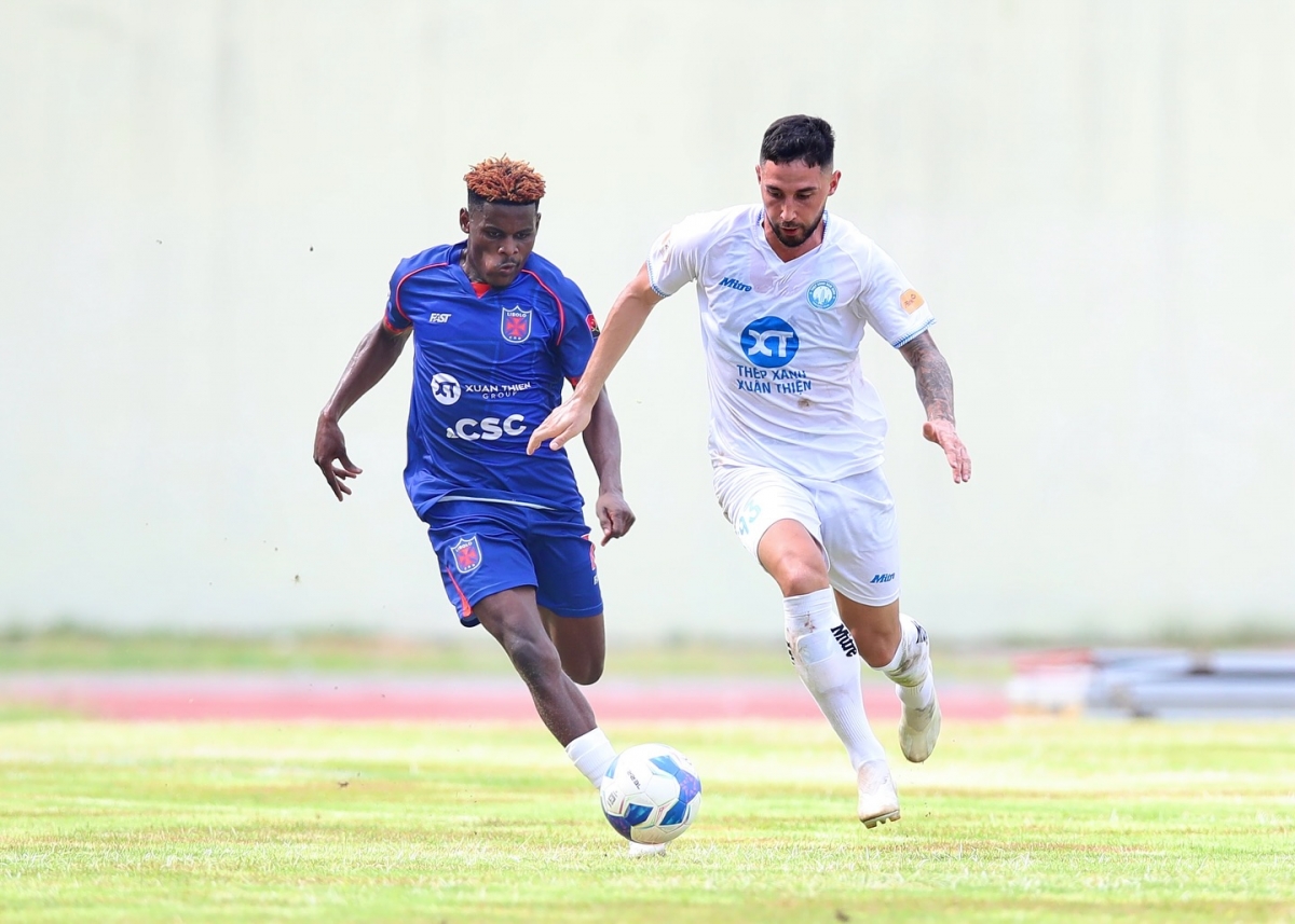 Chiều 26/6, CLB ĐKVĐ của V-League là Nam Định có trận giao hữu với đội bóng đến châu Phi - Libolo.