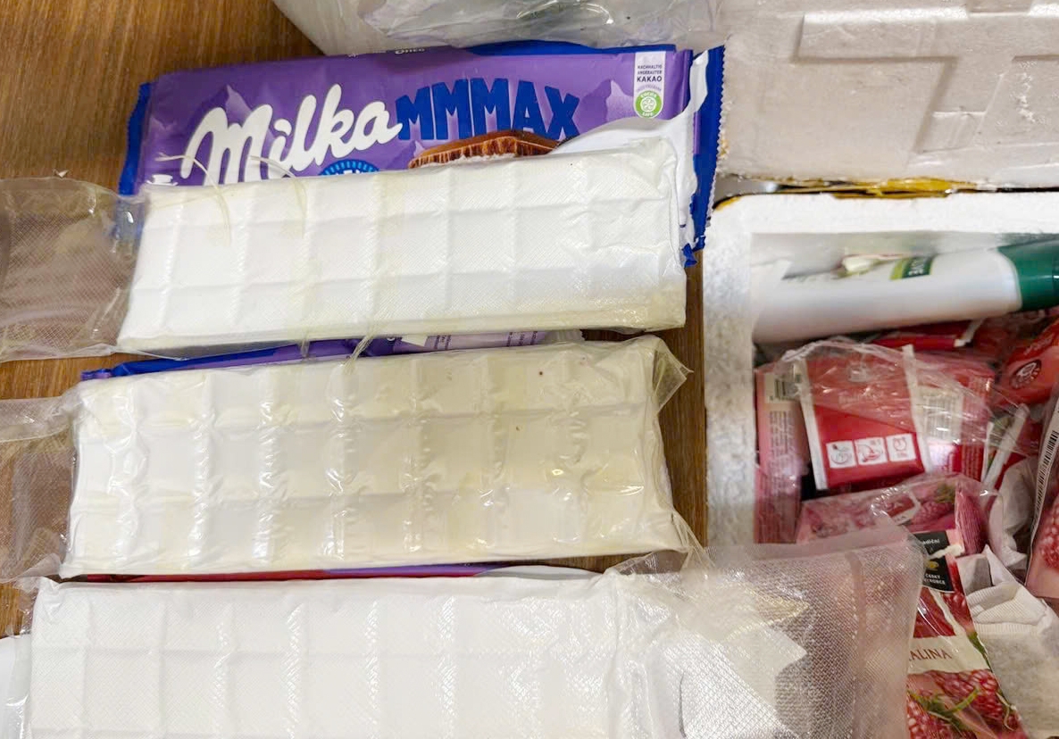 3,1 kg ketamin được cất giấu trong 8 túi hạt tổng hợp, kẹo socola