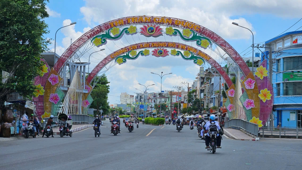 Nhiều tuyến đường ở Cần Đước ngày càng được mở rộng, sạch đẹp