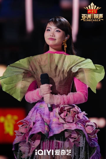 Phương Mỹ Chi vừa bước vào vòng thi tứ kết - tức Trạm Hong Kong, tập 6 - tại chương trình Sing! Asia. Cô biểu diễn song ngữ Việt - Trung ca khúc Bóng Phù Hoa. Đối thủ của cô ở vòng tứ kết là Hoàng Linh - giọng ca thực lực sinh năm 1987 của Trung Quốc. Với màn thể hiện đầy ấn tượng gây nổi da gà, lên nốt cao đỉnh nóc kịch trần, Phương Mỹ Chi giành chiến thắng áp đảo, thuyết phục 15-6 trước đối thủ Trung Quốc.