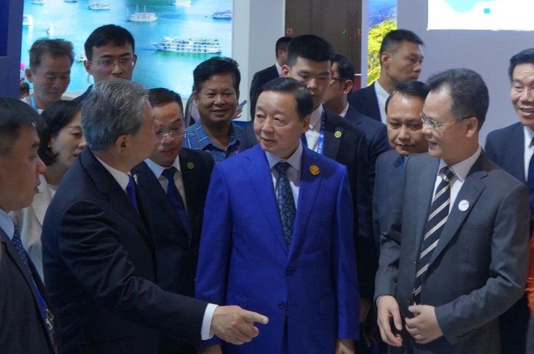 Phó Thủ tướng Trần Hồng Hà đã đến thăm gian hàng các mặt hàng thế mạnh của Việt Nam.