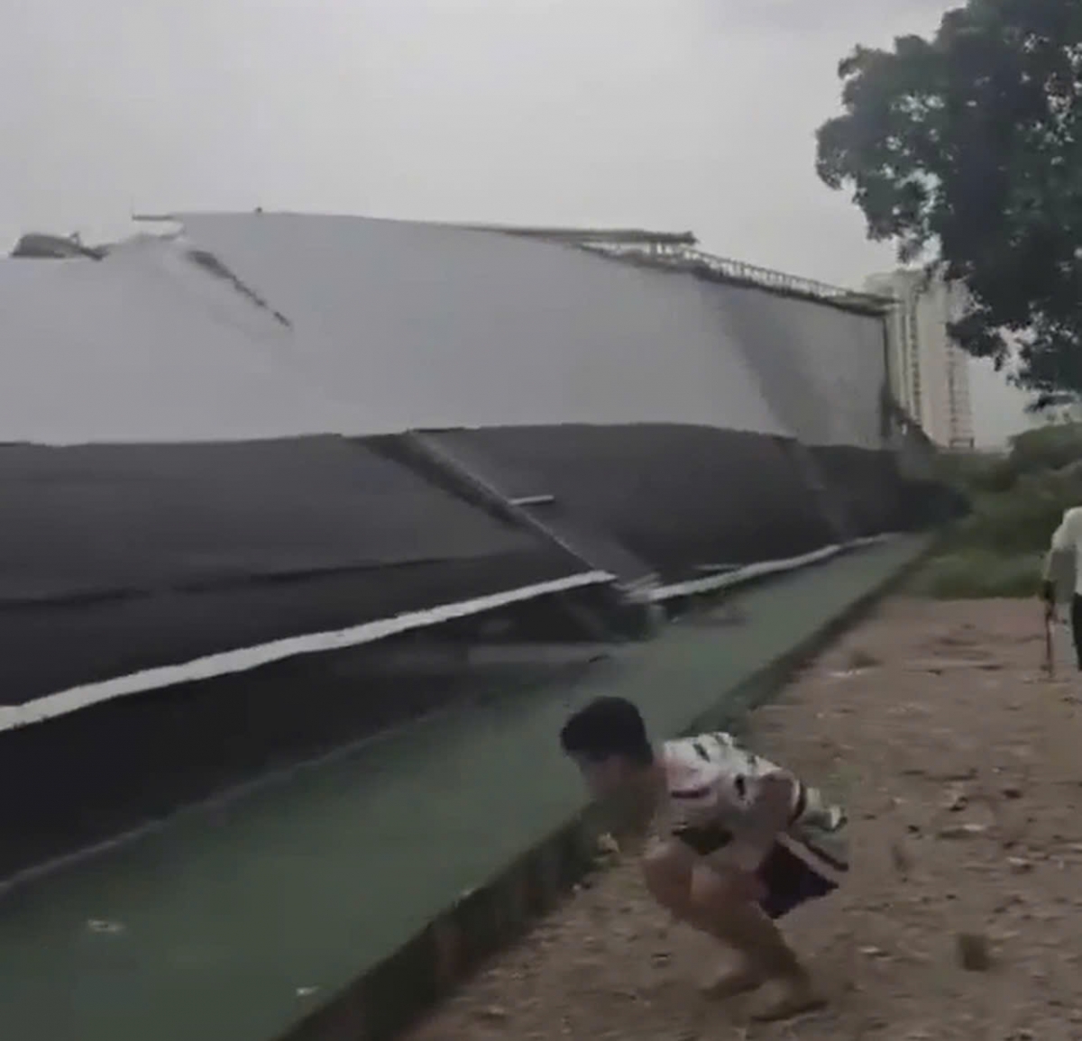 Giông lốc làm sập mái một khu vui chơi thể thao, sân Pickleball trên đường Phạm Hùng, Hà Nội sập hoàn toàn.