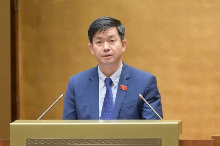 Tổng Thư ký Quốc hội - Chủ nhiệm Văn phòng Quốc hội Lê Quang Tùng trình bày toàn văn dự thảo Nghị quyết kỳ họp thứ 9. Ảnh Quốc hội.