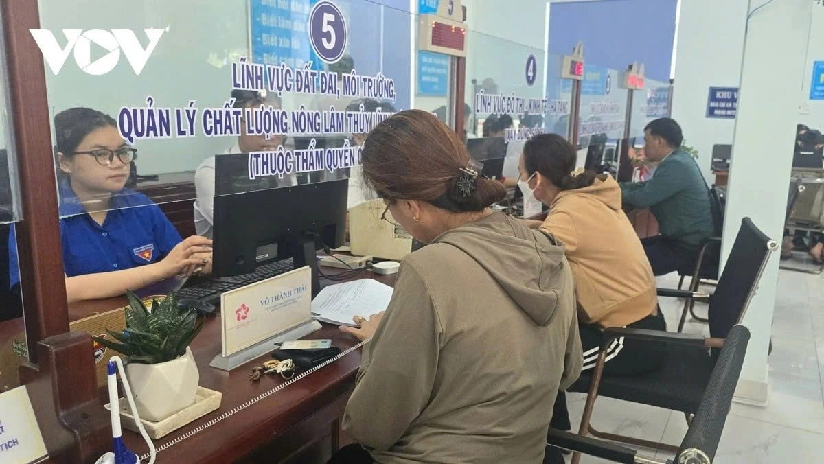 Người dân đến làm thủ tục hành chính ở phường Bình Dương (mới)