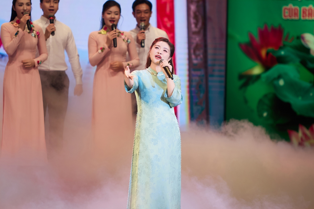 Sao mai Thu Hằng hát trong đêm nhạc tri ân những người làm báo