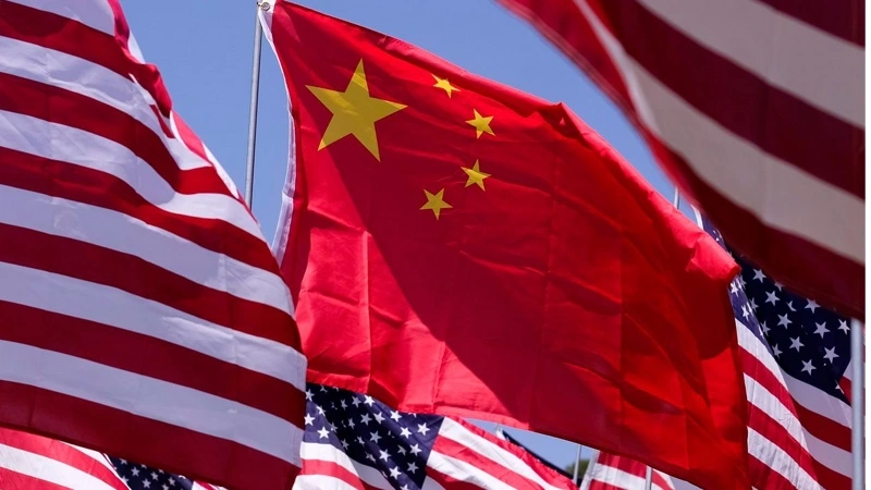 Quốc kỳ Mỹ và Trung Quốc. Ảnh: WSJ