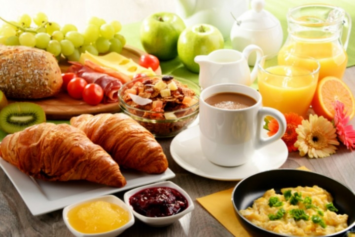 Ăn sáng thường xuyên với chế độ lành mạnh giúp bạn quản lý cân nặng (Ảnh: Aboluowang)