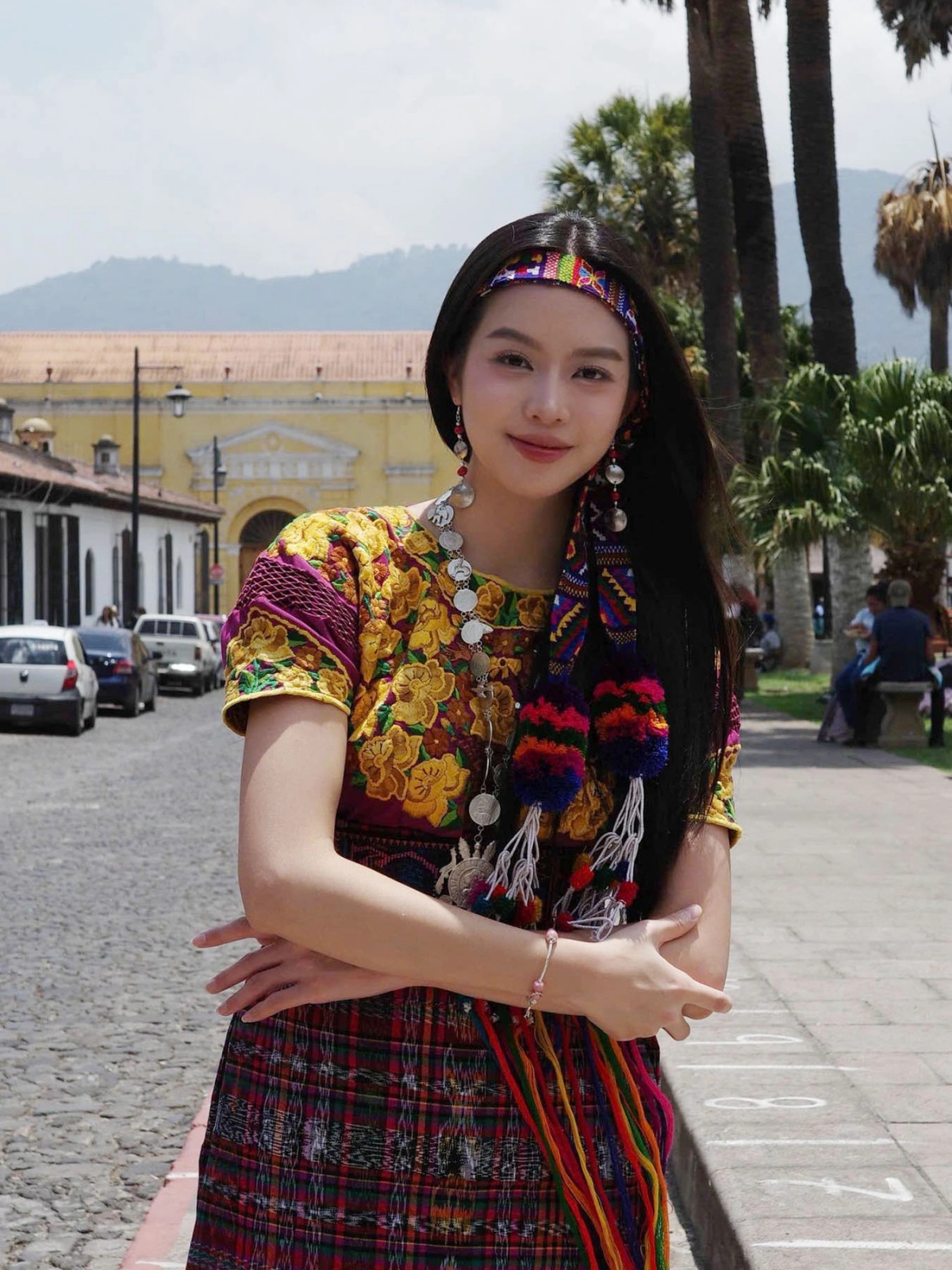 Hoa hậu Thanh Thủy dịu dàng khi mặc trang phục truyền thống Guatemala.