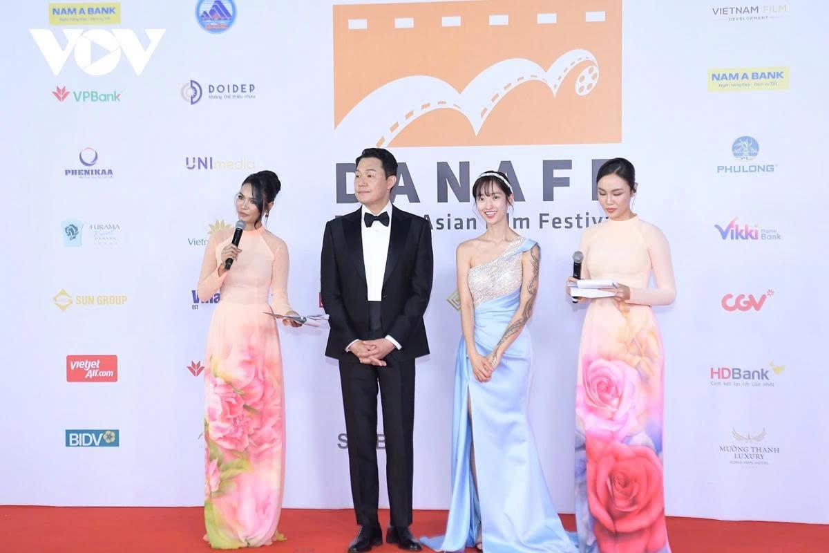 Korean star Park Sung Woong graces the red carpet at DANAFF III, exuding charm in a sharp tailored suit.