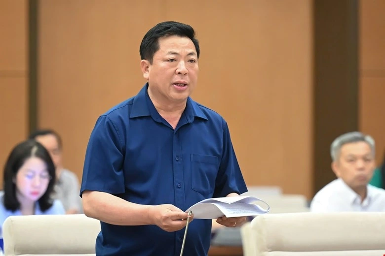 Bộ trưởng Bộ Xây dựng Trần Hồng Minh trình bày Tờ trình của Chính phủ