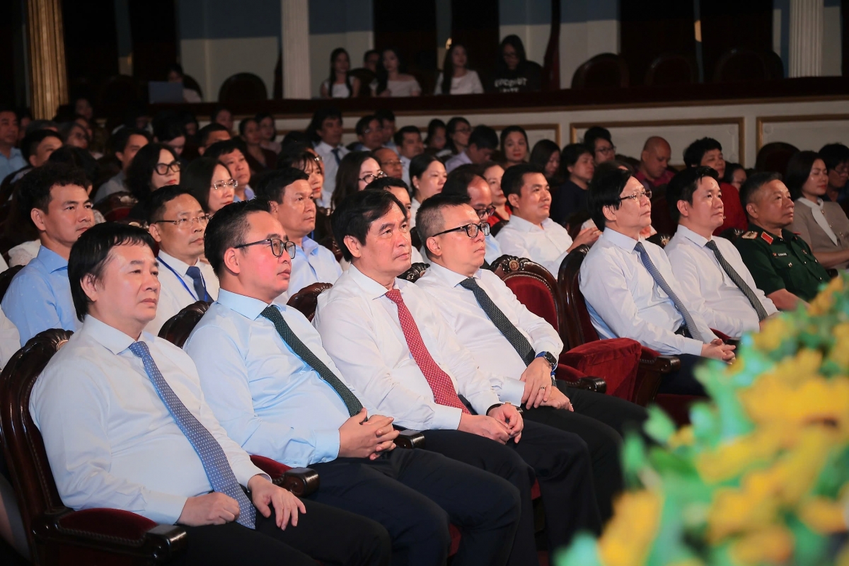 Các đại biểu tham dự buổi lễ (Ảnh: Việt Trung)