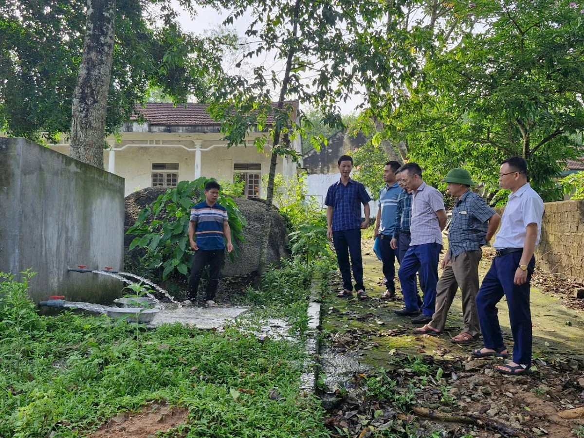 Kiểm tra chất lượng bể chứa nước sinh hoạt số 7 ở xóm Khe Sơn. Ảnh: Nguyễn Đạo
