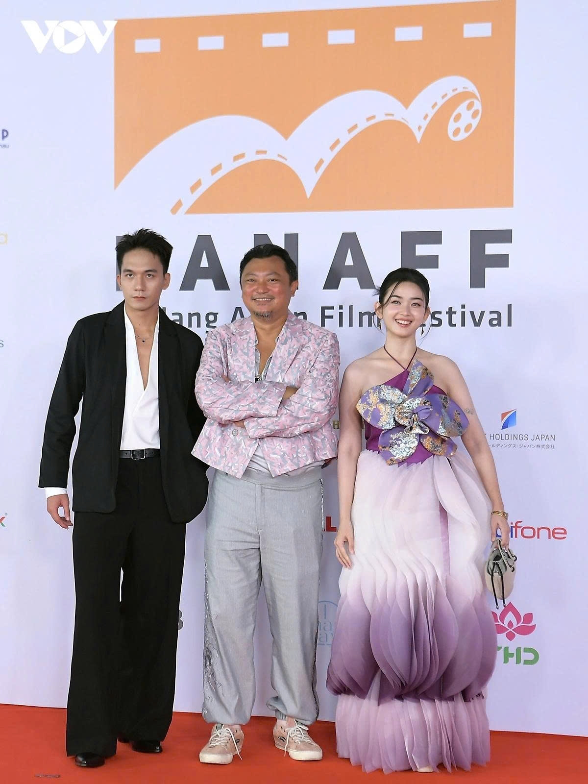 Director Phan Gia Nhat Linh walks with young actors Do Nhat Hoang and Ngoc Xuan from Once Upon a Love Story.