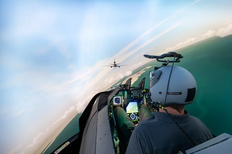 Phi công ngồi trong buồng lái thử nghiệm máy bay F-16. Ảnh: Lockheed Martin