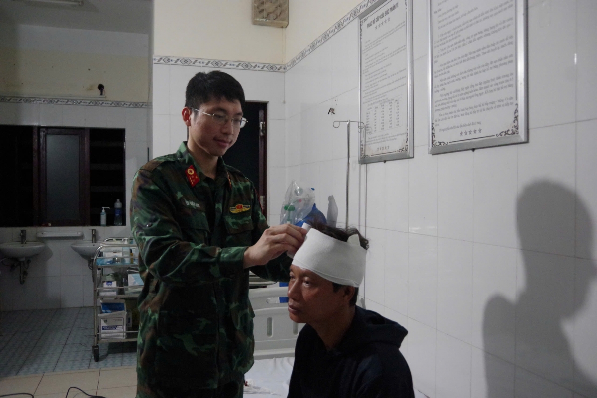 Các bác sĩ chăm sóc sức khỏe cho ngư dân