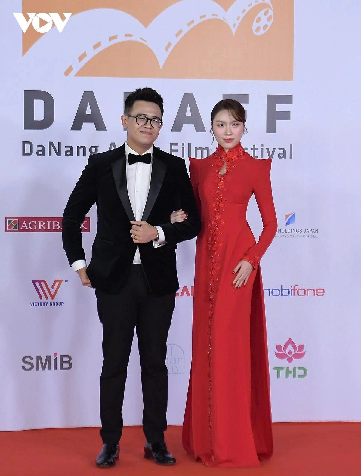 Popular MCs Duc Bao and Thanh Thanh Huyen add glamour to the event.
