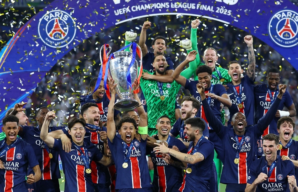 Khoảnh khắc đội trưởng Marquinhos nâng cao chiếc cúp vô địch. 