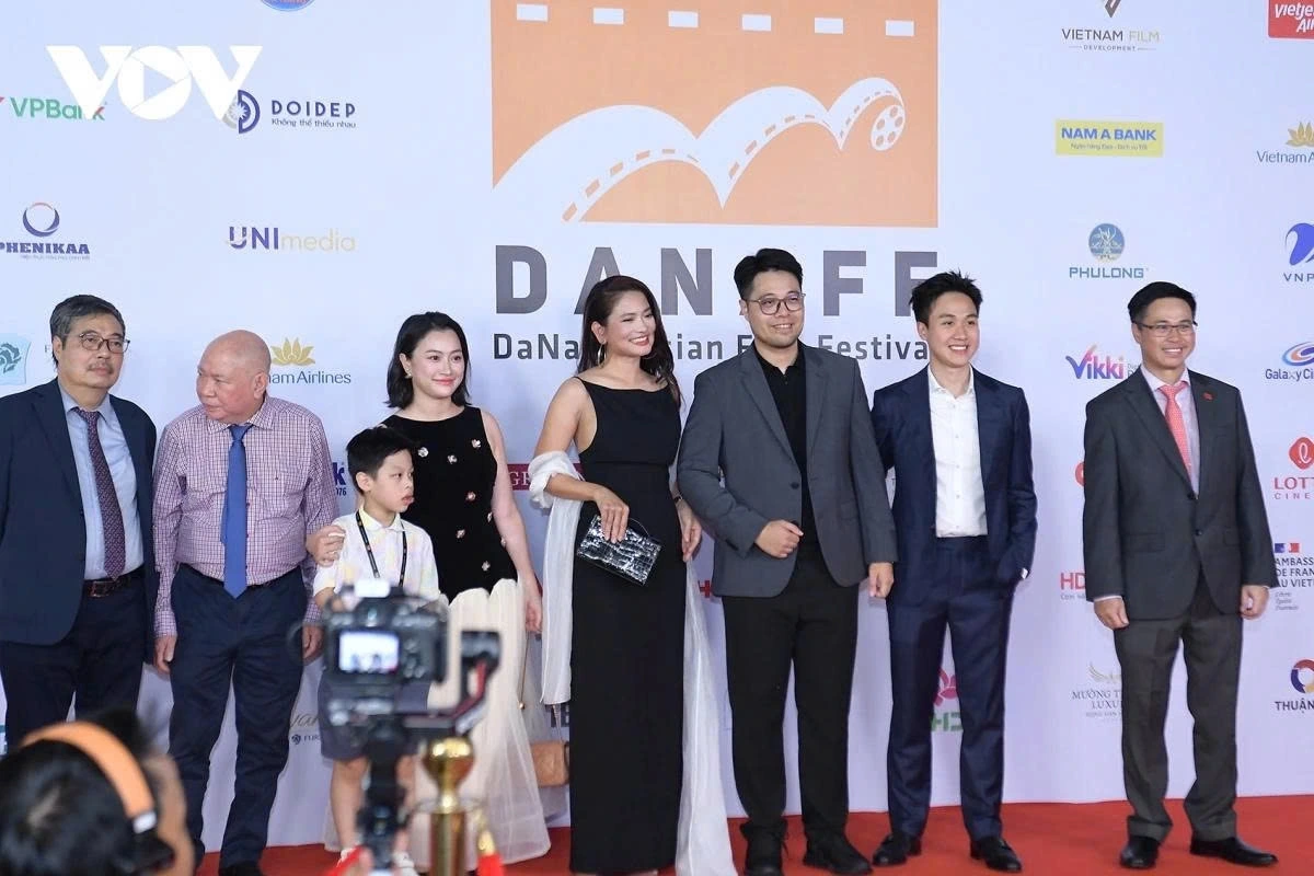 Director Dinh Tuan Vu (third from right) is present with the cast of The Legend of Quán Tiên.