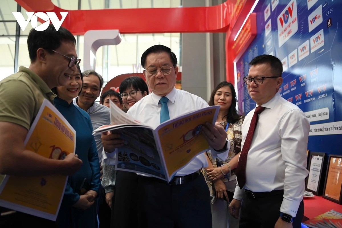 Ông Nguyễn Trọng Nghĩa - Ủy viên Bộ Chính trị, Bí thư Trung ương Đảng, Trưởng ban Tuyên giáo và Dân vận Trung ương và ông Lê Quốc Minh - Ủy viên Trung ương Đảng, Tổng biên tập Báo Nhân Dân, Phó trưởng ban Tuyên giáo và Dân vận Trung ương, Chủ tịch Hội Nhà báo Việt Nam, Trưởng ban Chỉ đạo Hội Báo toàn quốc 2025 cùng các đại biểu tham quan khu trưng bày VOV